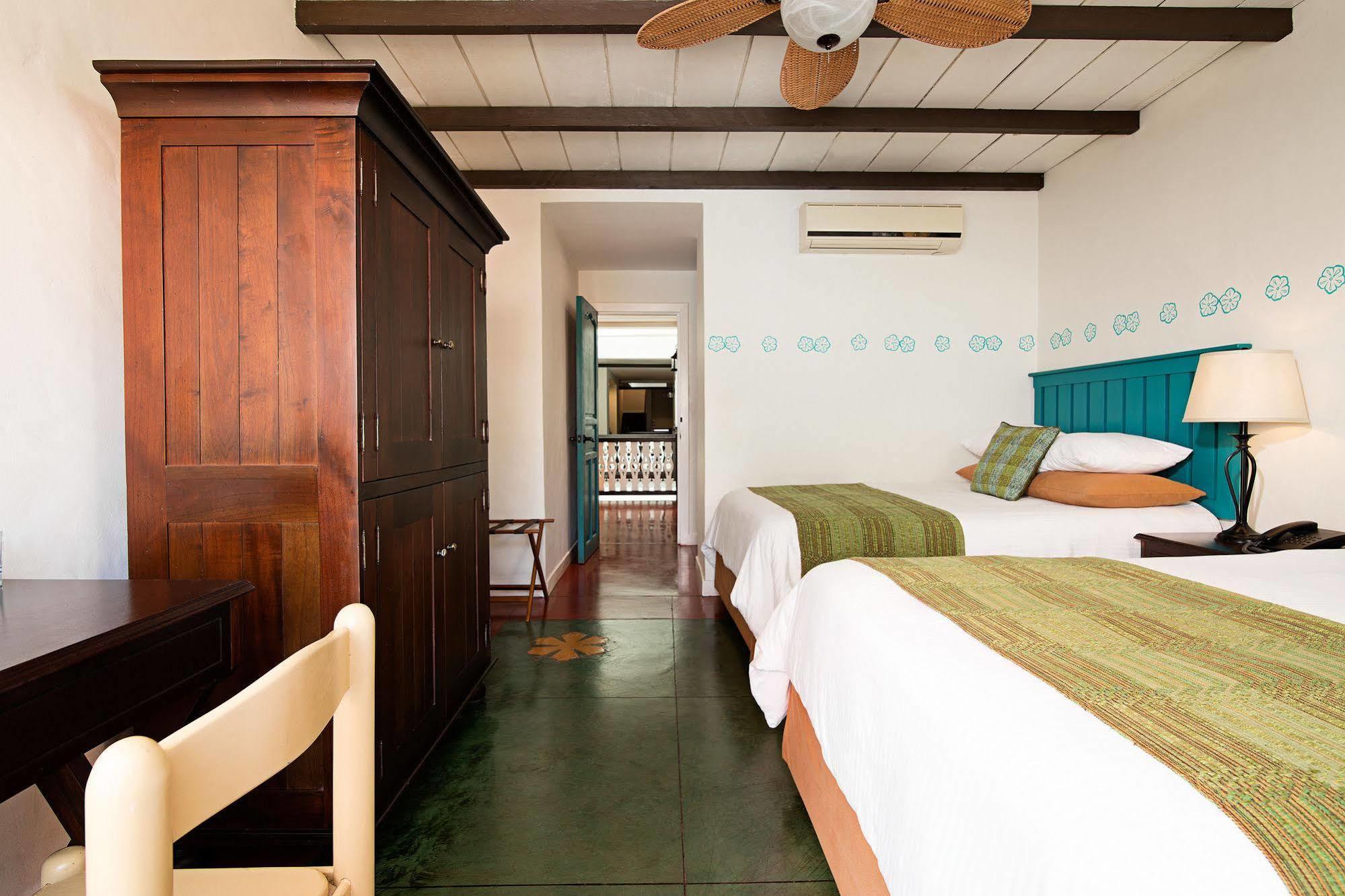 Hotel Isla De Флорес Екстериор снимка
